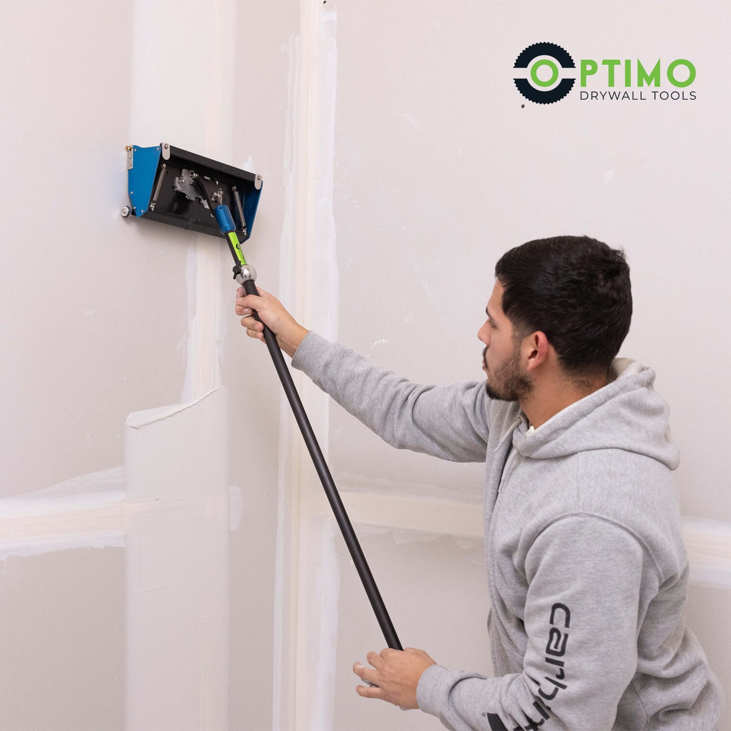 contractor using Optimo box handle