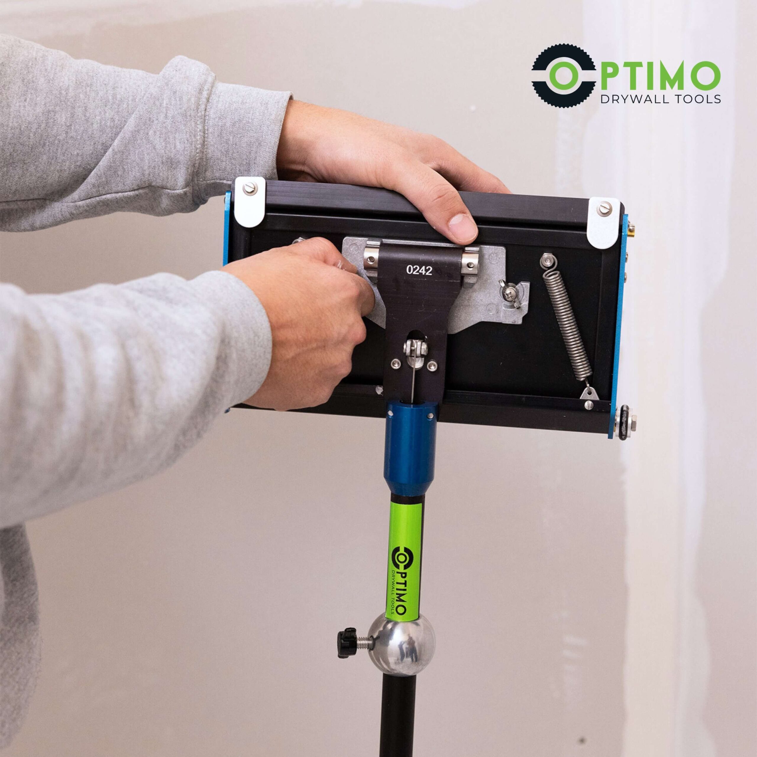 contractor using Optimo box handle